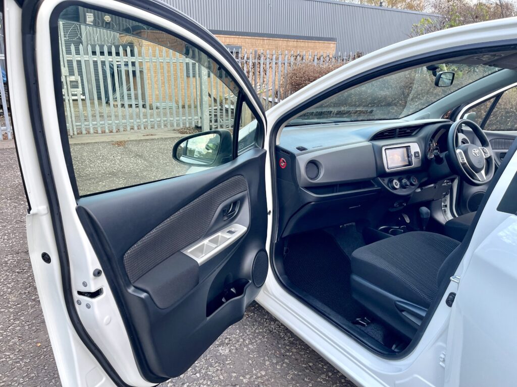 2014 TOYOTA VITZ ( YARIS ) FRESH IMPORT 1.3 AUTOMATIC 5 DOOR HATCHBACK PETROL 4 GRADE LOW MILAGE ULEZ