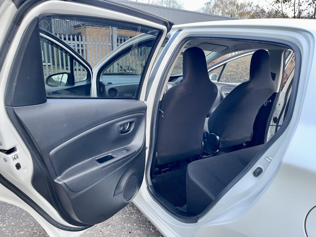 2014 TOYOTA VITZ ( YARIS ) FRESH IMPORT 1.3 AUTOMATIC 5 DOOR HATCHBACK PETROL 4 GRADE LOW MILAGE ULEZ
