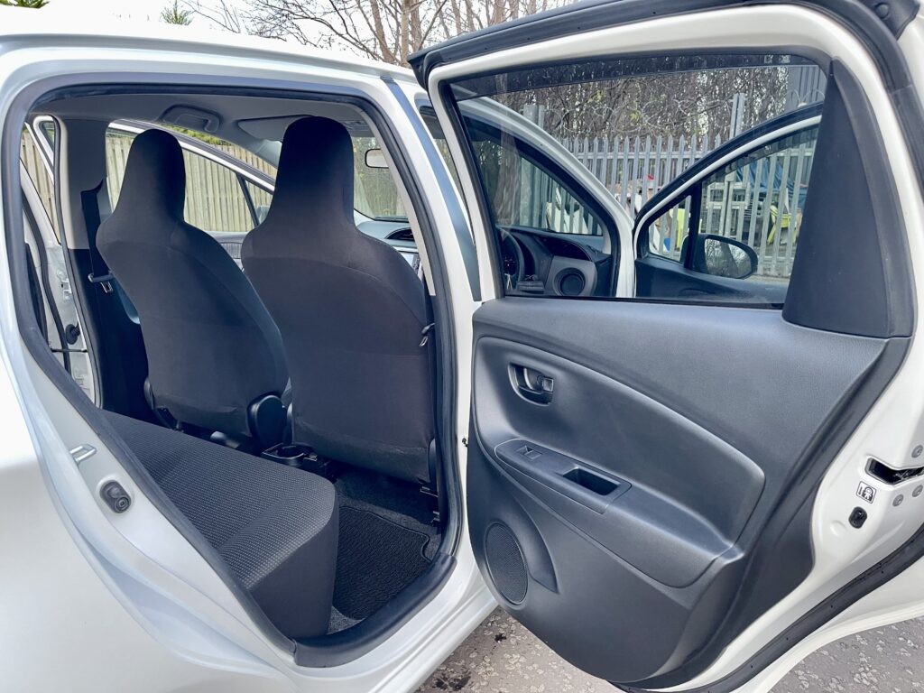 2014 TOYOTA VITZ ( YARIS ) FRESH IMPORT 1.3 AUTOMATIC 5 DOOR HATCHBACK PETROL 4 GRADE LOW MILAGE ULEZ