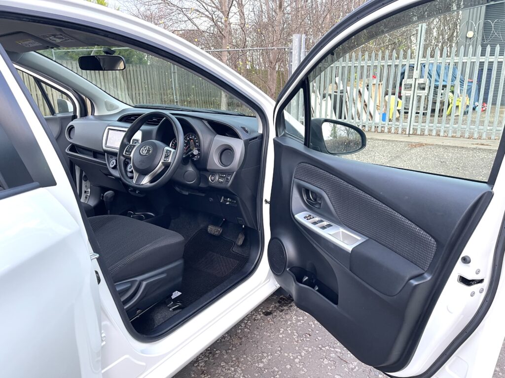 2014 TOYOTA VITZ ( YARIS ) FRESH IMPORT 1.3 AUTOMATIC 5 DOOR HATCHBACK PETROL 4 GRADE LOW MILAGE ULEZ