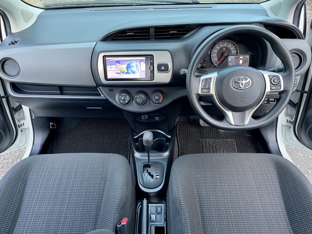 2014 TOYOTA VITZ ( YARIS ) FRESH IMPORT 1.3 AUTOMATIC 5 DOOR HATCHBACK PETROL 4 GRADE LOW MILAGE ULEZ