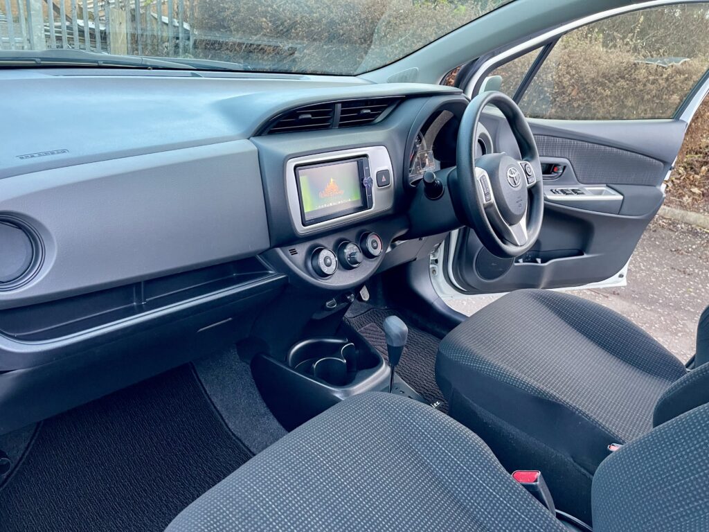 2014 TOYOTA VITZ ( YARIS ) FRESH IMPORT 1.3 AUTOMATIC 5 DOOR HATCHBACK PETROL 4 GRADE LOW MILAGE ULEZ