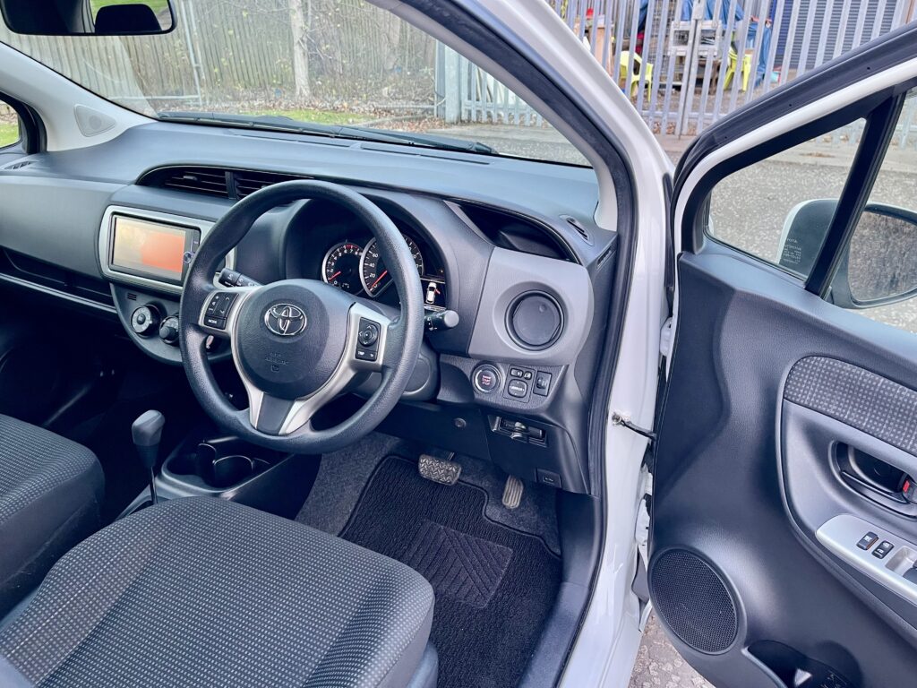 2014 TOYOTA VITZ ( YARIS ) FRESH IMPORT 1.3 AUTOMATIC 5 DOOR HATCHBACK PETROL 4 GRADE LOW MILAGE ULEZ