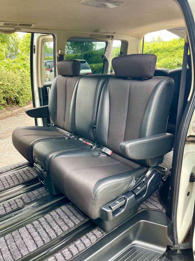 2006 NISSAN ELGRAND HIGHWAY STAR FRESH IMPORT AUTO 8 SEATS MPV 4 GRADE LOW MILEAGE