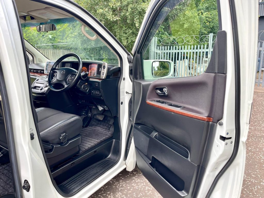2005 NISSAN ELGRAND HIGHWAY STAR FRESH IMPORT 3.5 V6 AUTO 8 SEATS MPV CRUISE CONTROL 4/B GRADE LOW MILEAGE ULEZ