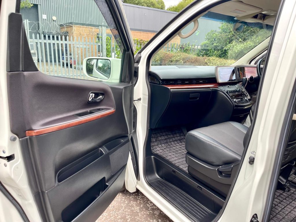 2005 NISSAN ELGRAND HIGHWAY STAR FRESH IMPORT 3.5 V6 AUTO 8 SEATS MPV CRUISE CONTROL 4/B GRADE LOW MILEAGE ULEZ