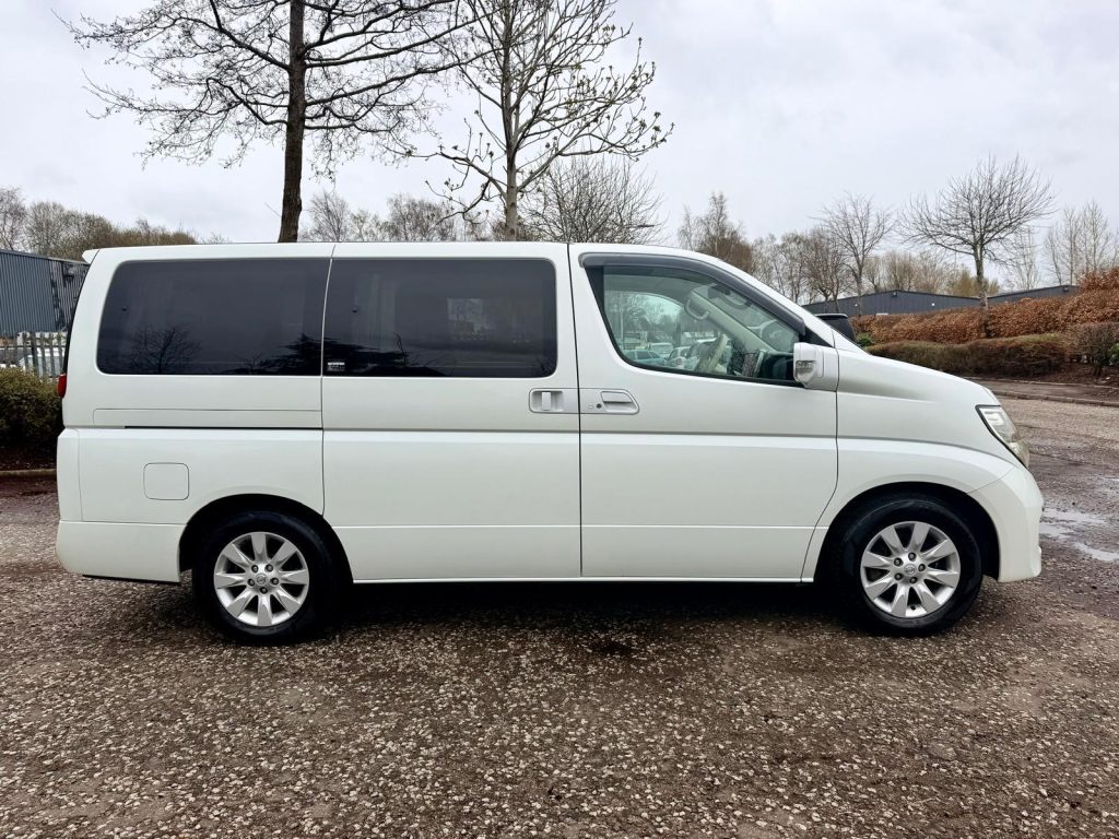 2005 NISSAN ELGRAND HIGHWAY STAR FRESH IMPORT 4WD AUTO 8 SEATS MPV 4 GRADE SUNROOF CURTAINS