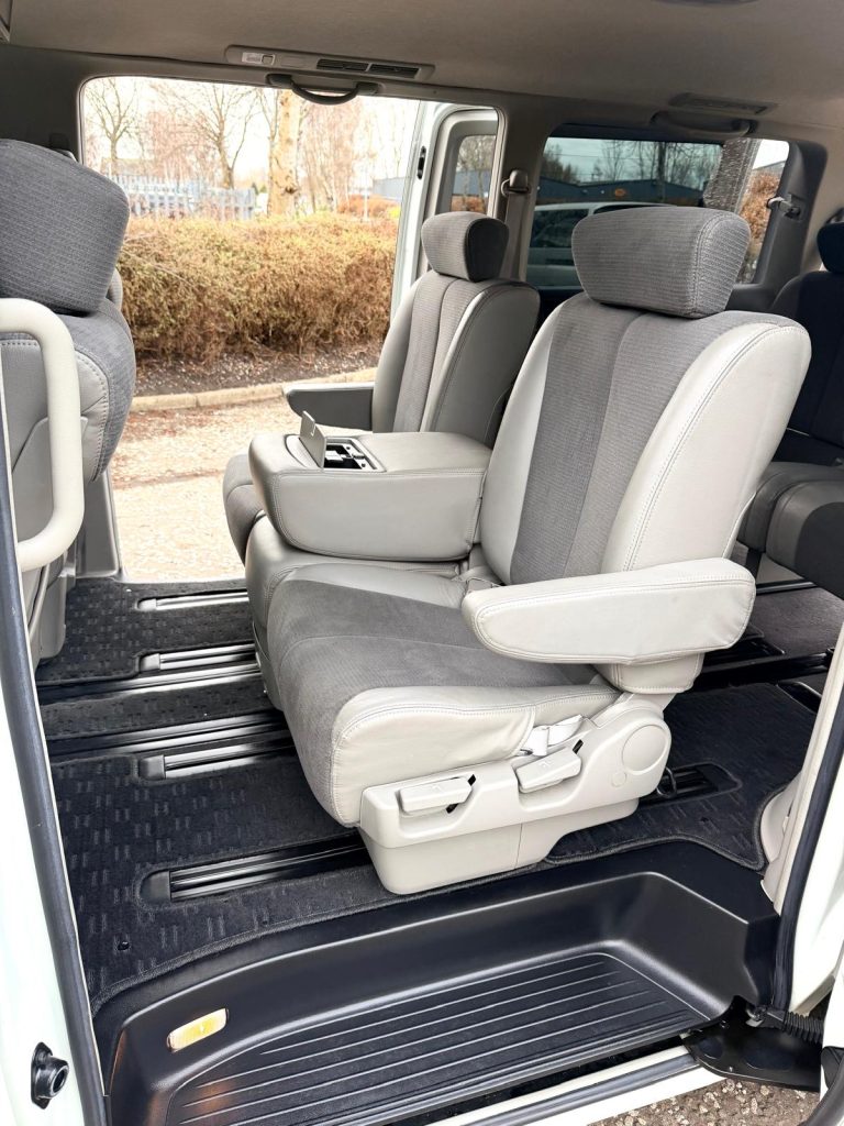 2002 NISSAN ELGRAND HIGHWAY STAR FRESH IMPORT 4WD AUTO 8 SEATS MPV CRUISE CONTROL4/B GRADE