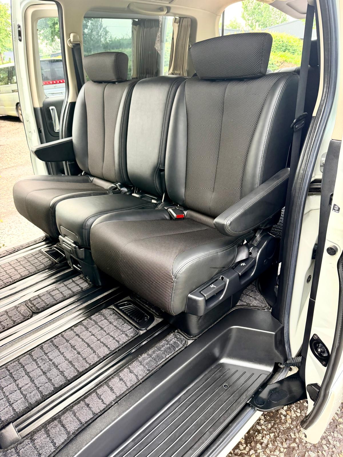 2005 NISSAN ELGRAND HIGHWAY STAR FRESH IMPORT 4WD AUTO 8 SEATS MPV 4/B GRADE CURTAINS